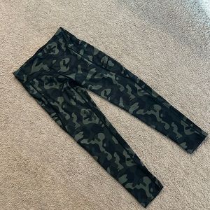 Camouflage-patterned athletic leggings